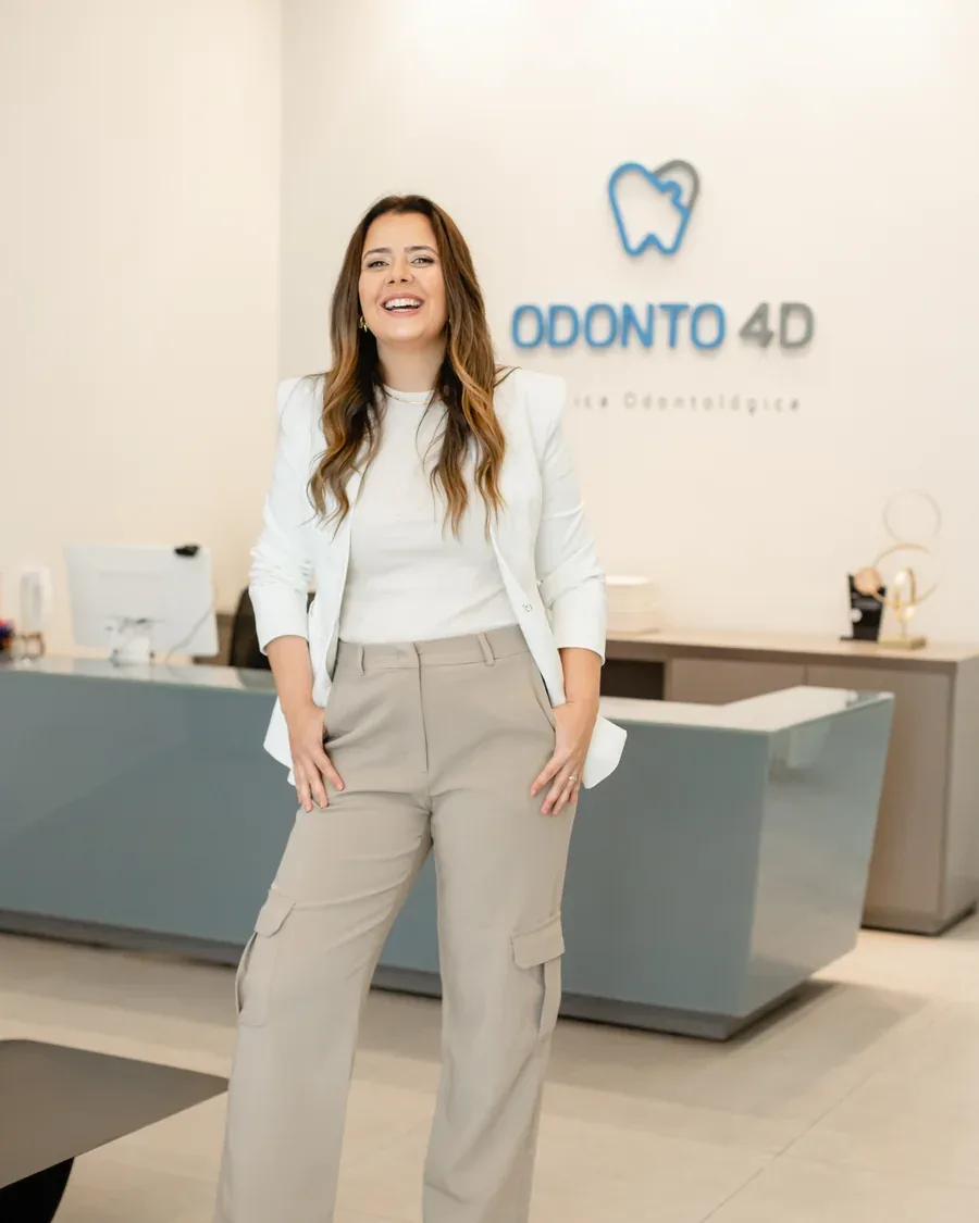 Dra. Bruna Duarte na recepção da clínica Odonto 4D